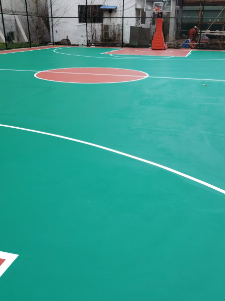 黄石港 球场长期使用易出现地面开裂